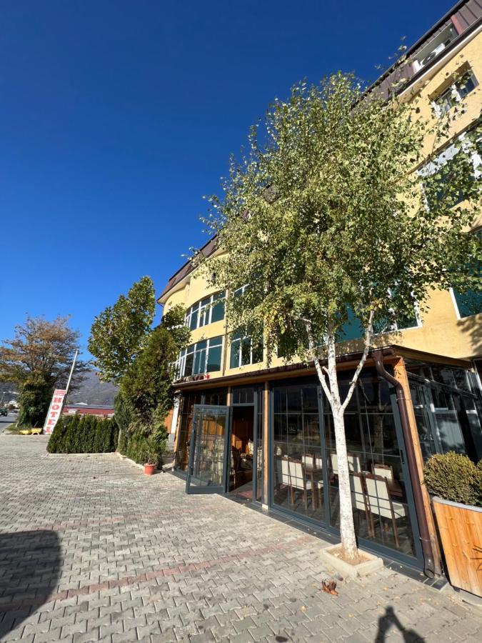 טטובו Hotel Yal Restaurant מראה חיצוני תמונה